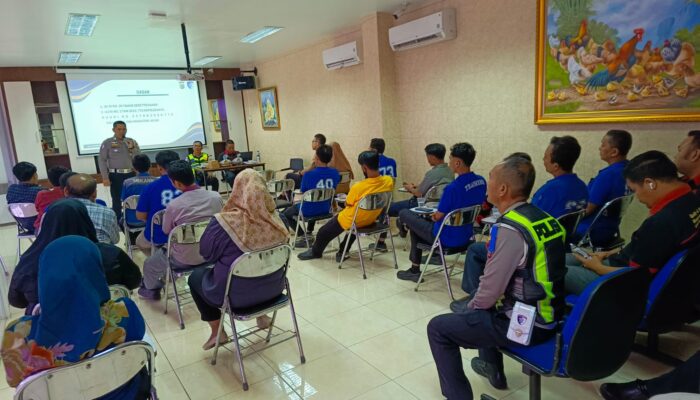 Sat Lantas Polres Pelabuhan Belawan Sosialisasikan Keselamatan Berlalu Lintas Kepada Karyawan PT. Leong Hup Jayaindo