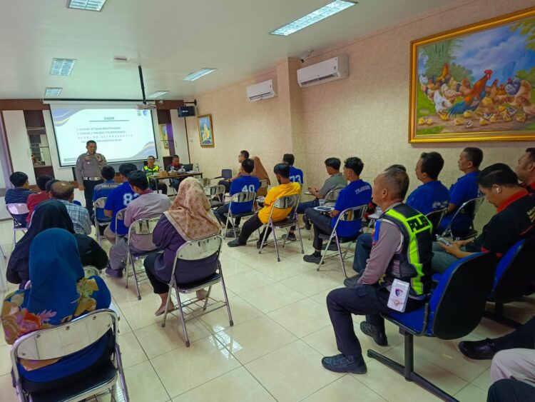 Sat Lantas Polres Pelabuhan Belawan Sosialisasikan Keselamatan Berlalu Lintas Kepada Karyawan PT. Leong Hup Jayaindo