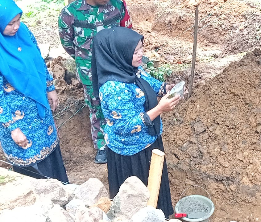 Dana Bonus PT SMGP Dorong Pembangunan Rumah Tahfis, Pj Kades Huta Julu Letakkan Batu Pertama
