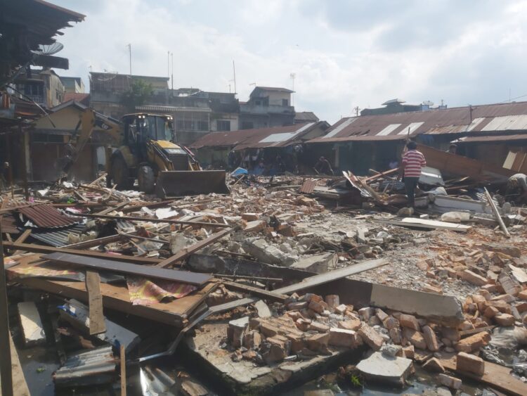 Tim Satgas Tertibkan Pasar Tradisional, Excavator Diturunkan Untuk Eksekusi 