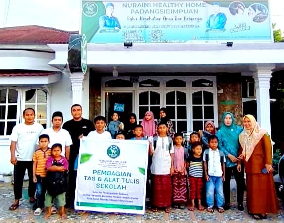 Rumah Sehat NHH Padangsidimpuan Bagikan Bantuan Perlengkapan Sekolah