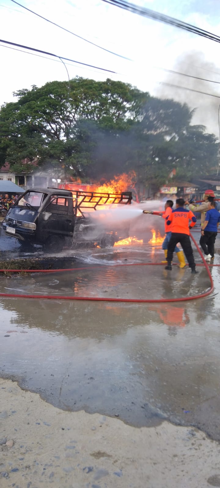 Diduga Angkut Minyak, Mobil Pick-up Terbakar Di Sungai Lueng