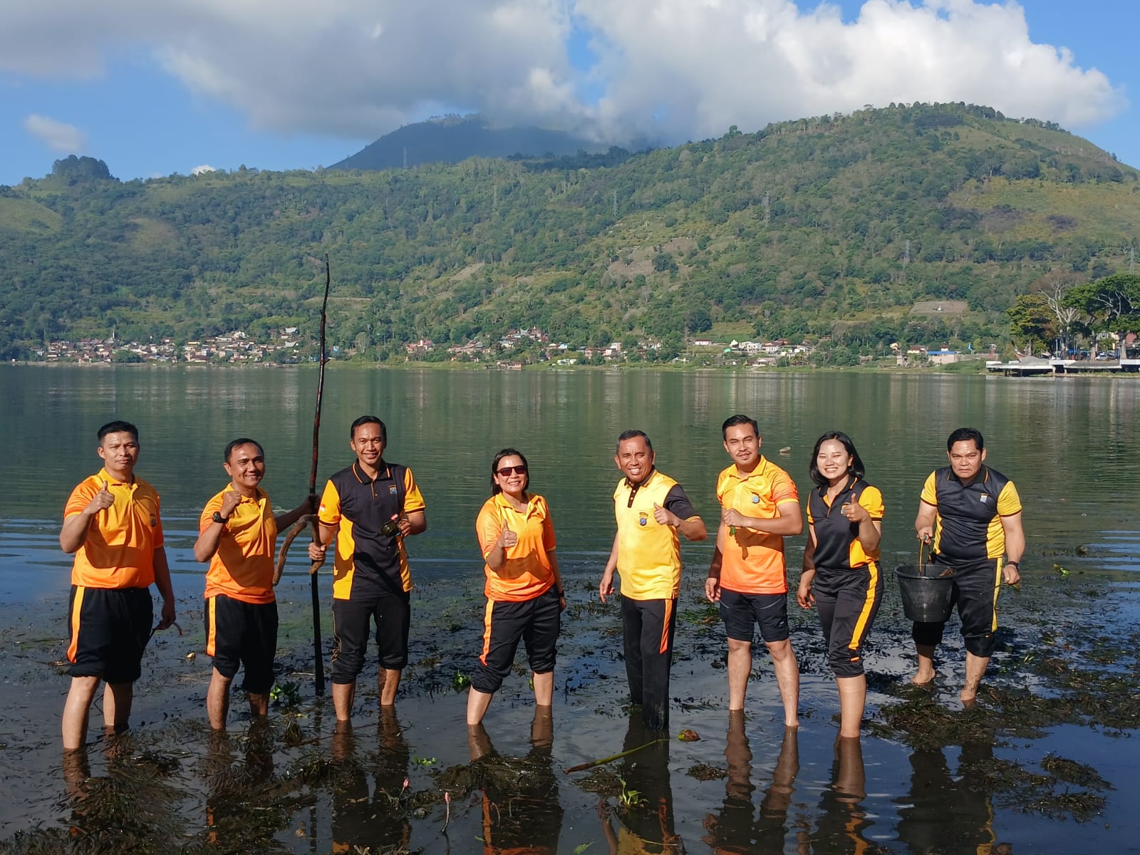 Gantikan Olahraga, Kapolres Samosir Ajak Aksi Bersih-bersih Danau Toba Di Waterfront City