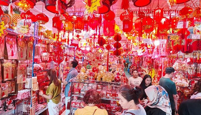 Berburu Hiasan Imlek Di Kota Medan