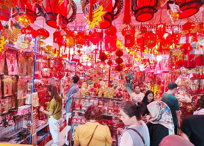 Berburu Hiasan Imlek Di Kota Medan