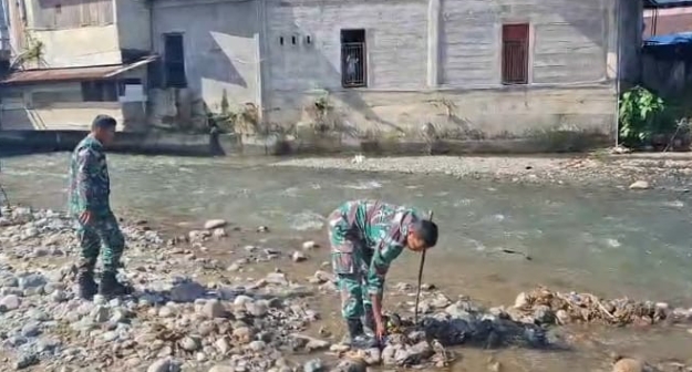 80 Personel Kodim 0108/Agara Bersihkan Sampah Sepanjang Kali Bulan