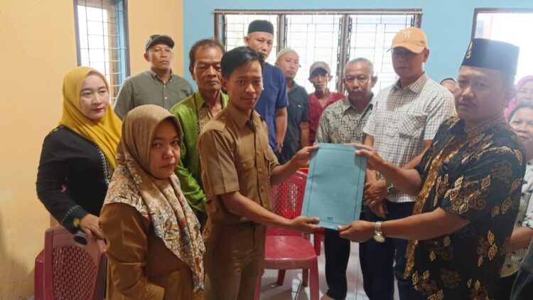 Puluhan Pendukung Iringi Incumbent Daftar Pilkades Durian