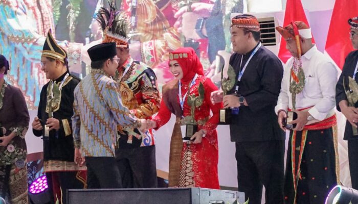 Bupati Labuhanbatu Terima Anugerah Kebudayaan Saat Peringatan Hari Pers Nasional