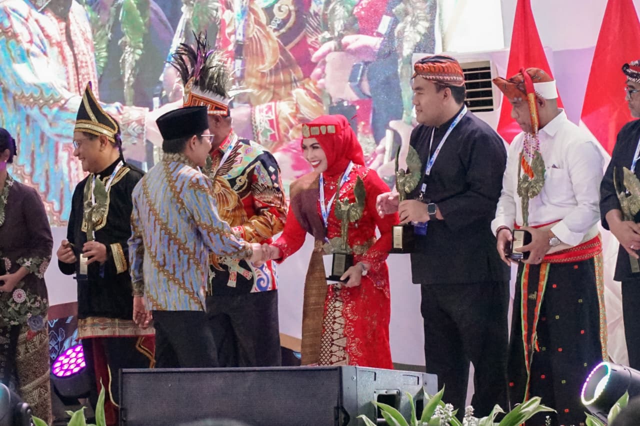 Bupati Labuhanbatu Terima Anugerah Kebudayaan Saat Peringatan Hari Pers Nasional