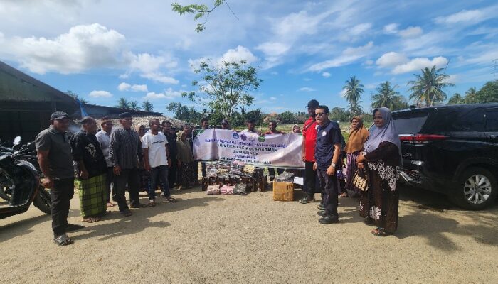 Jelang Ramadhan UTU Meulaboh Bantu Perlengkapan Shalat Korban Banjir