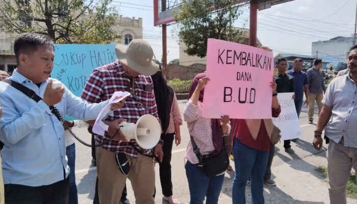 Aktifis TTB Orasi Di Kejari Tebingtinggi Terkait Masalah Hukum