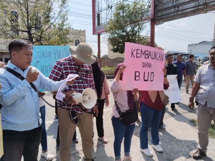 Aktifis TTB Orasi Di Kejari Tebingtinggi Terkait Masalah Hukum