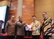 KPK Serahkan Buku Pendidikan Antikorupsi Kepada MRPTNI Di Forum SNPMB 2026