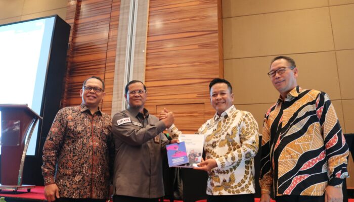 KPK Serahkan Buku Pendidikan Antikorupsi Kepada MRPTNI Di Forum SNPMB 2026