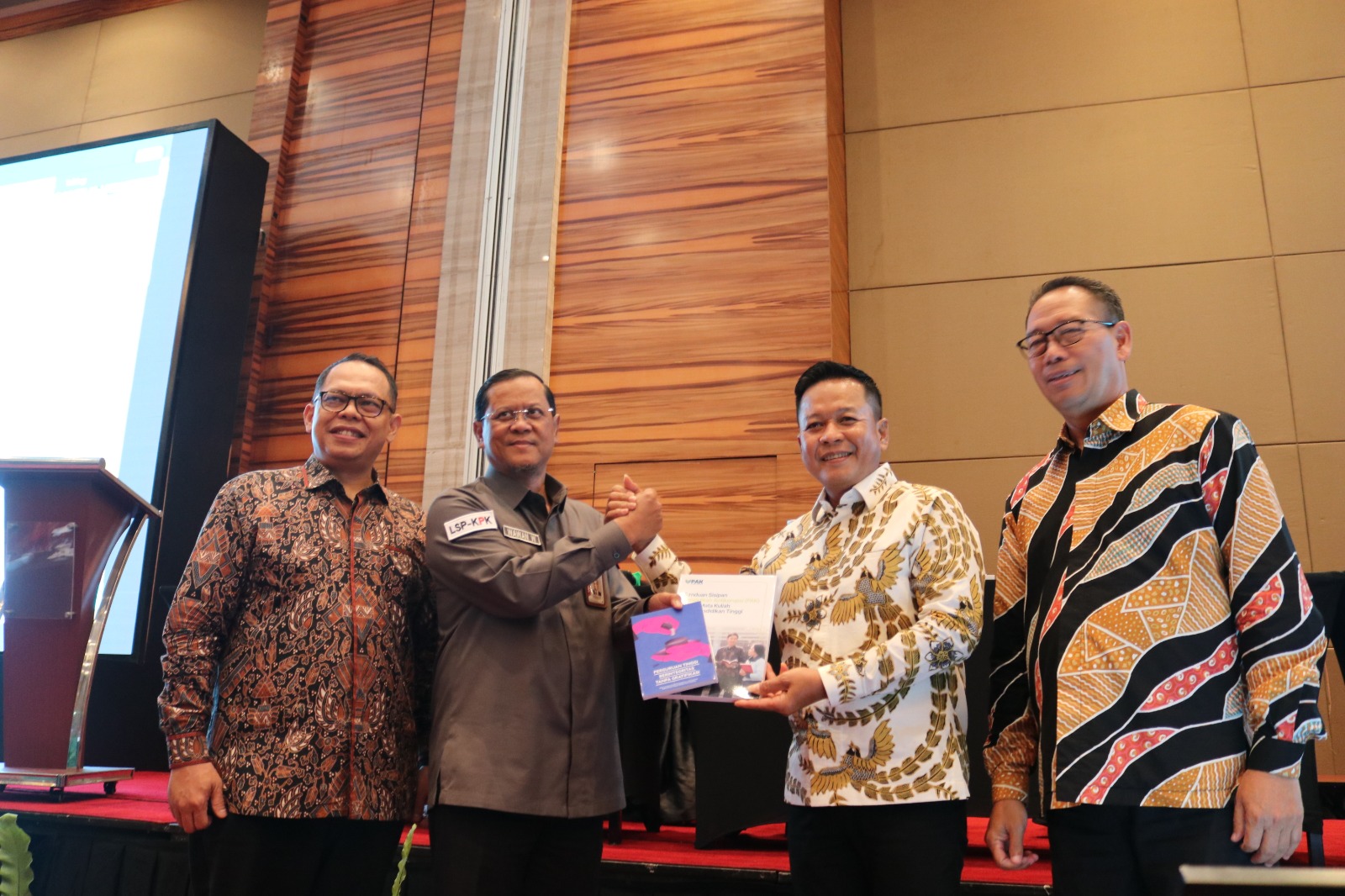 KPK Serahkan Buku Pendidikan Antikorupsi Kepada MRPTNI Di Forum SNPMB 2026
