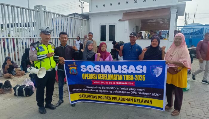 Sat Lantas Polres Pelabuhan Belawan Sosialisasikan Kamseltibcar Lantas kepada Calon Penumpang Kapal Kelud