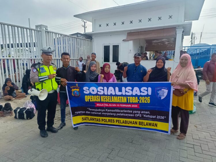 Sat Lantas Polres Pelabuhan Belawan Sosialisasikan Kamseltibcar Lantas kepada Calon Penumpang Kapal Kelud
