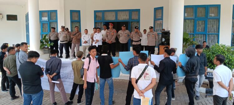 Anggota DPRD Tidak Hadir, IMA Madina STAIN Demo Sampaikan Persoalan Makan Gizi Gratis