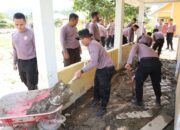 Mahasiswa STIK Angkatan 83/WPS Bersama Polres Aceh Tenggara Bantu Warga Bersihkan Rumah Pascabanjir