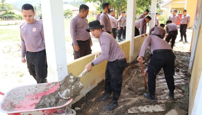 Mahasiswa STIK Angkatan 83/WPS Bersama Polres Aceh Tenggara Bantu Warga Bersihkan Rumah Pascabanjir