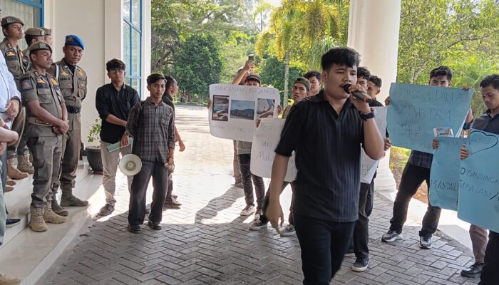 Bupati dan Wakil Bupati Madina Dinilai “Penakut” karena Hindari Demo Mahasiswa Soal MBG
