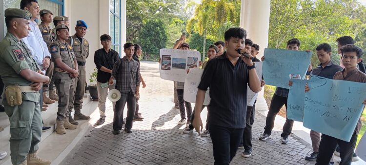Bupati dan Wakil Bupati Madina Dinilai “Penakut” karena Hindari Demo Mahasiswa Soal MBG