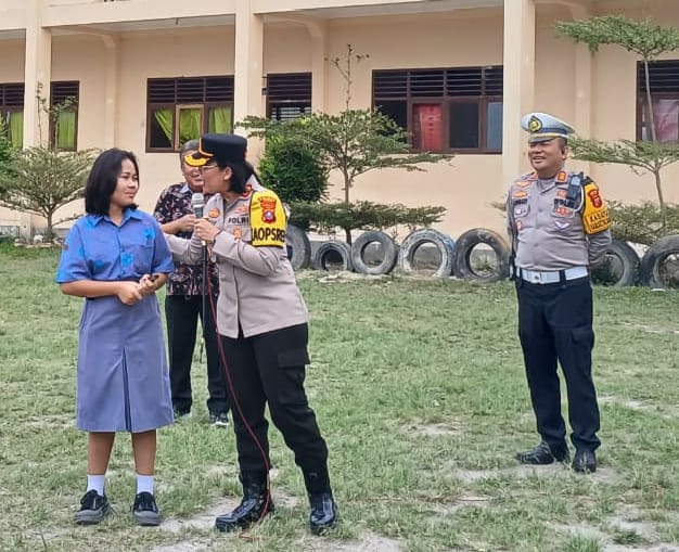 Kapolres Samosir Sosialisasikan Tertib Berlalu Lintas Kepada Pelajar SMK HKBP Pangururan