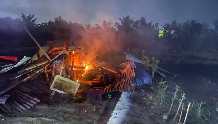 Kembali Sasar Jermal, Polrestabes Medan Robohkan dan Bakar Barak Diduga Sarang Narkoba