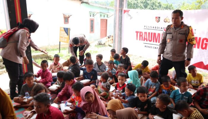 Mahasiswa STIK Angkatan 83/WPS Dan Polres Agara Hadirkan Senyum Anak Lewat Trauma Healing Pascabanjir