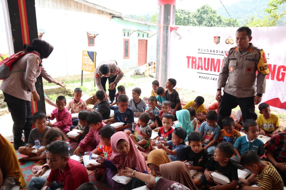 Mahasiswa STIK Angkatan 83/WPS Dan Polres Agara Hadirkan Senyum Anak Lewat Trauma Healing Pascabanjir