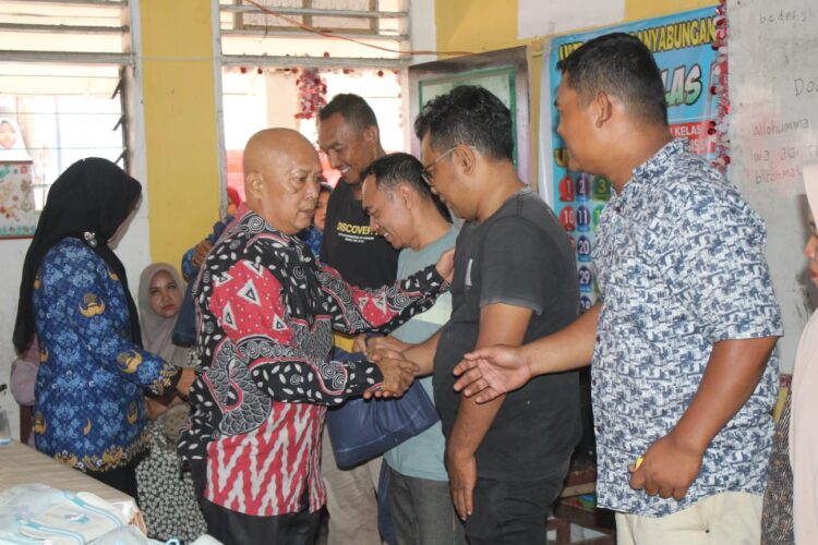 Menjelang Ramadhan, 124 Orang Tua Siswa SDN 076 Panyabungan Terima Bantuan Sembako