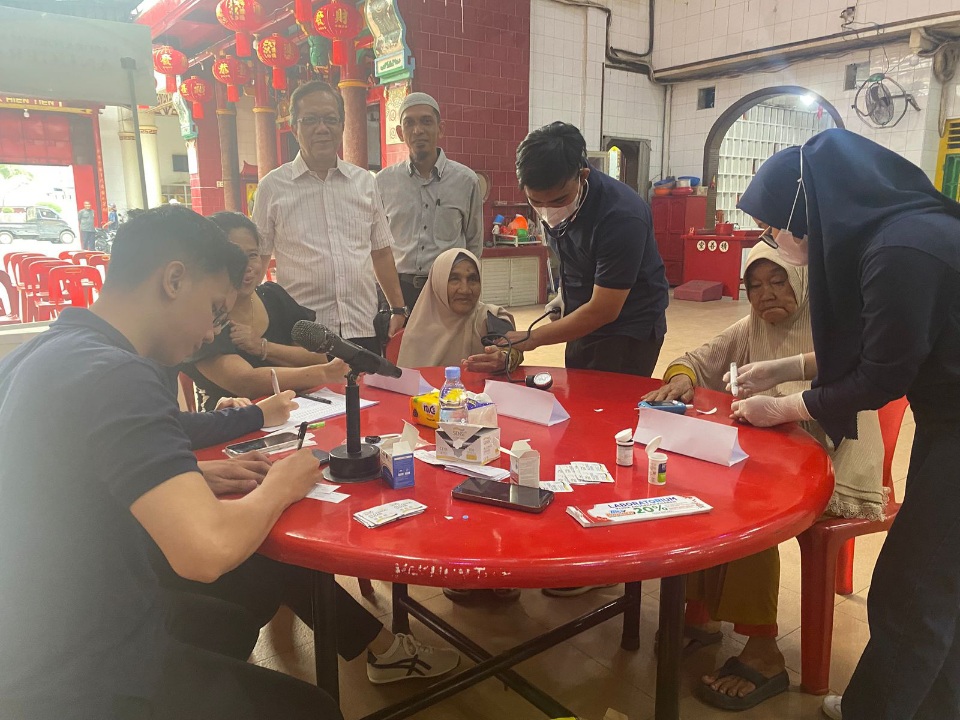 Jelang Imlek Laboratorium Medis Anugerah Gelar Baksos