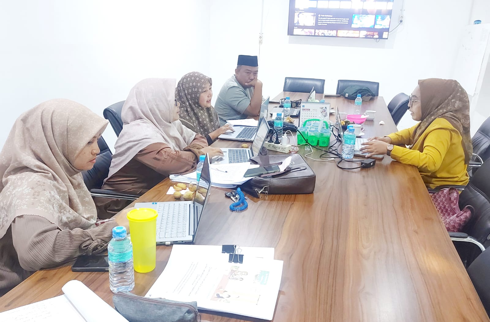 S2 Bahasa Inggris USU Dampingi Penulisan Buku Ajar Di Pesantren Darul Arafah Raya