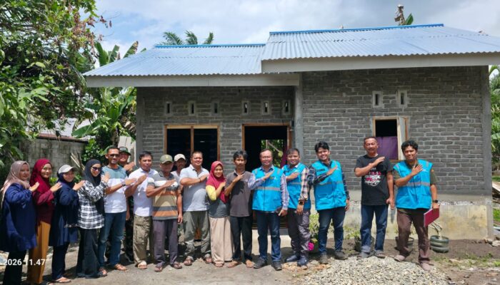 Senior Manager UBP Pangkalansusu Serahkan Bantuan Rumah Buat Warga Tanjung Pasir