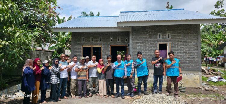 Senior Manager UBP Pangkalansusu Serahkan Bantuan Rumah Buat Warga Tanjung Pasir