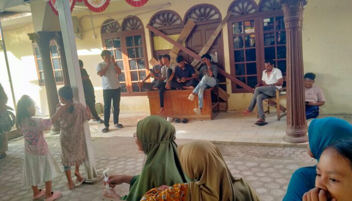 Protes Bantuan Perbaikan Rumah Tak Tepat Sasaran Warga Blang Naleung Mameh Segel Kantor Geusyik