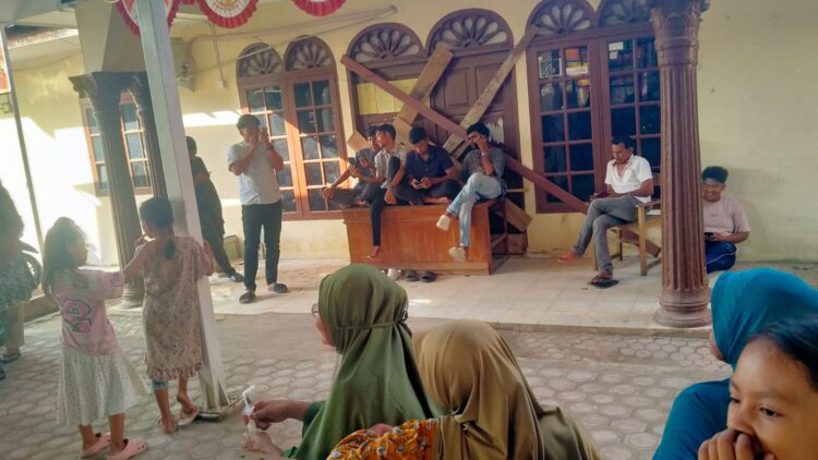Protes Bantuan Perbaikan Rumah Tak Tepat Sasaran Warga Blang Naleung Mameh Segel Kantor Geusyik
