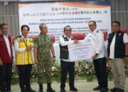 Menko PMK RI Didampingi Kasum TNI Serahkan Bantuan Stimulan Rumah Rusak Pascabencana Di Taput