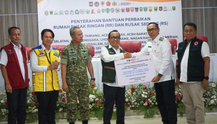 Menko PMK RI Didampingi Kasum TNI Serahkan Bantuan Stimulan Rumah Rusak Pascabencana Di Taput