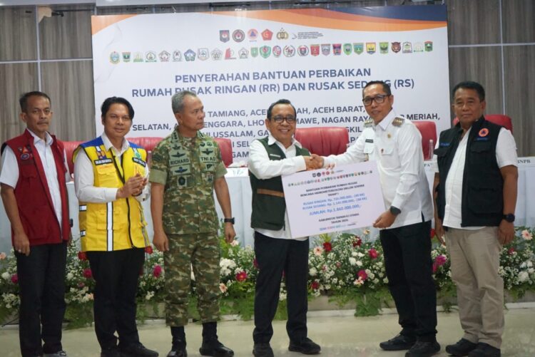 Menko PMK RI Didampingi Kasum TNI Serahkan Bantuan Stimulan Rumah Rusak Pascabencana Di Taput