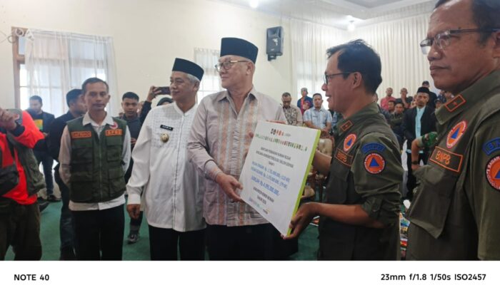 Tagore Abubakar Serahkan Bantuan 194 Rumah Rusak, Peringatkan Tak Ada Potongan: “Korupsi Saya Pecat”
