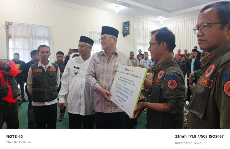Tagore Abubakar Serahkan Bantuan 194 Rumah Rusak, Peringatkan Tak Ada Potongan: “Korupsi Saya Pecat”