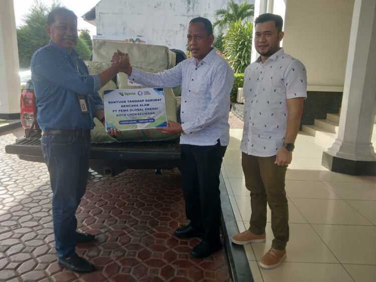 PGE Salurkan Bantuan Ratusan Busana Ibadah Islam Untuk Korban Banjir Kota Lhokseumawe