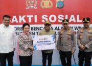 Kapolri dan Ketua Komisi IV DPR RI Salurkan Bantuan Logistik Korban Bencana Tapteng