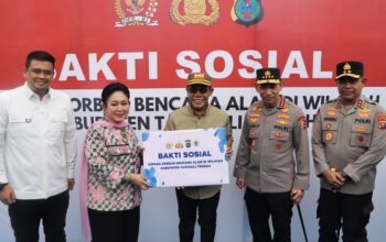 Kapolri dan Ketua Komisi IV DPR RI Salurkan Bantuan Logistik Korban Bencana Tapteng