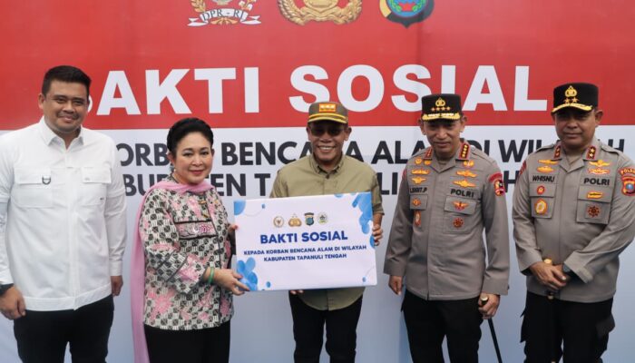 Kapolri dan Ketua Komisi IV DPR RI Salurkan Bantuan Logistik Korban Bencana Tapteng