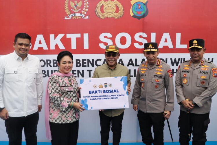 Kapolri dan Ketua Komisi IV DPR RI Salurkan Bantuan Logistik Korban Bencana Tapteng