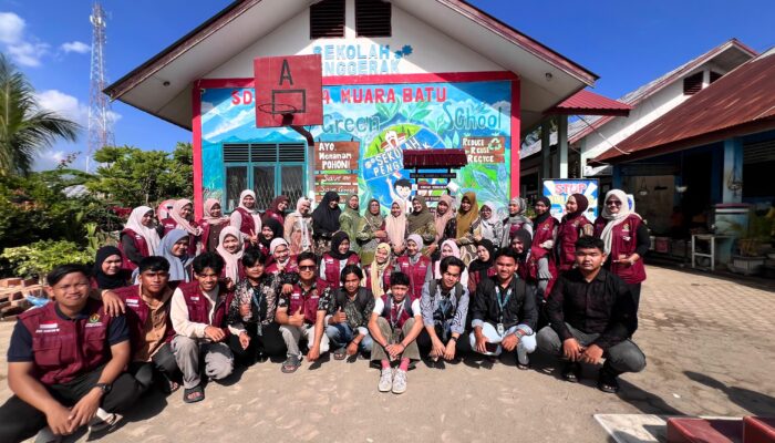 Mahasiswa KKN Unimal Serahkan Media Edukasi “Durasi Penguraian Sampah” Untuk SDN 4 Muara Batu