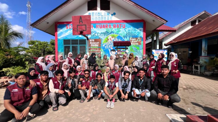 Mahasiswa KKN Unimal Serahkan Media Edukasi “Durasi Penguraian Sampah” Untuk SDN 4 Muara Batu