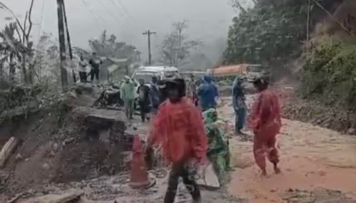 Hujan Turun, Jalan Jembatan Merah-Muarasoma di Mandailing Natal Tergeser Air dan Amblas; Sopir Minta Perbaikan Segera